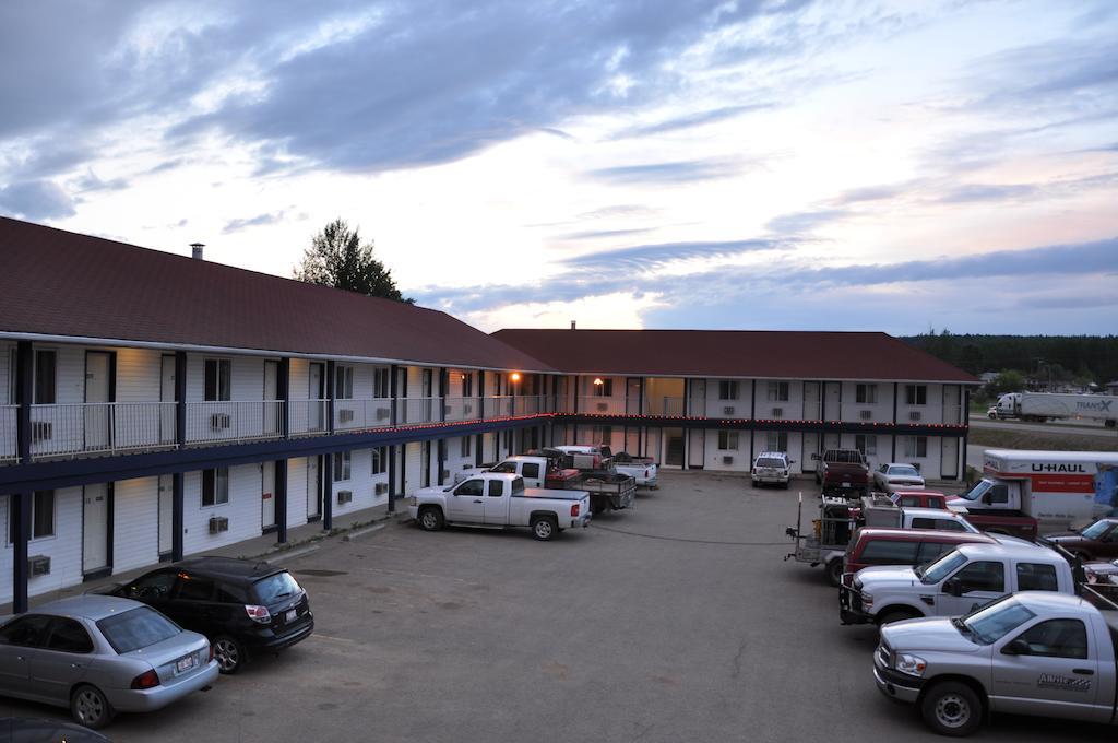 Blue Bell Inn Fort Nelson Dış mekan fotoğraf